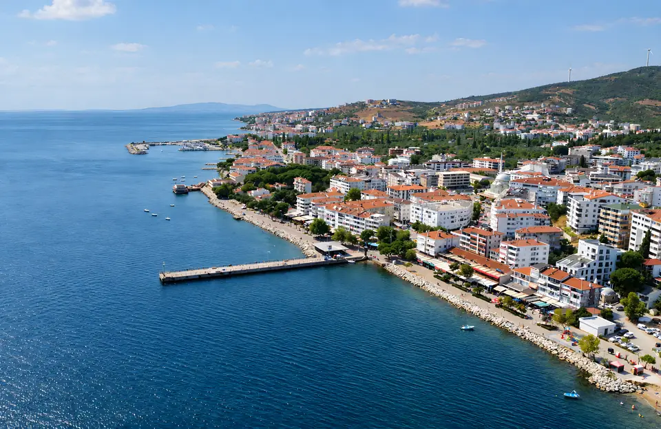 Armutlu sahili ve iskelesi, havadan
